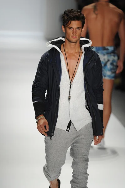 Modelo no desfile de moda masculino Nautica — Fotografia de Stock