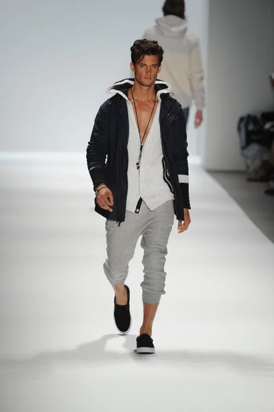 Modelo en Nautica Desfile de moda masculino — Foto de Stock