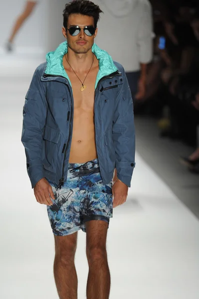 Modelo en Nautica Desfile de moda masculino —  Fotos de Stock