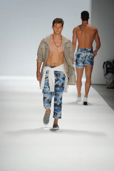 Modelo en Nautica Desfile de moda masculino — Foto de Stock