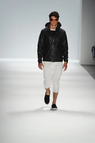 Modelo en Nautica Desfile de moda masculino —  Fotos de Stock