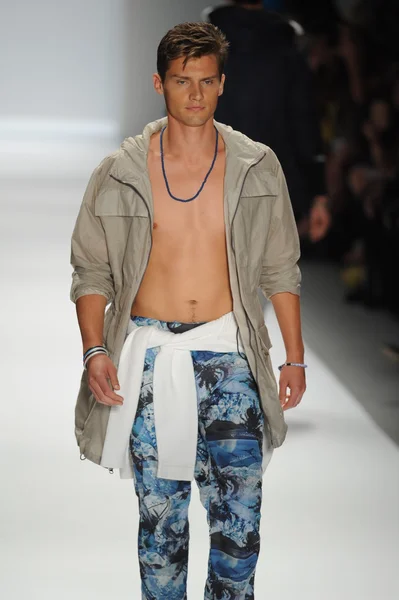 Modelo en Nautica Desfile de moda masculino — Foto de Stock