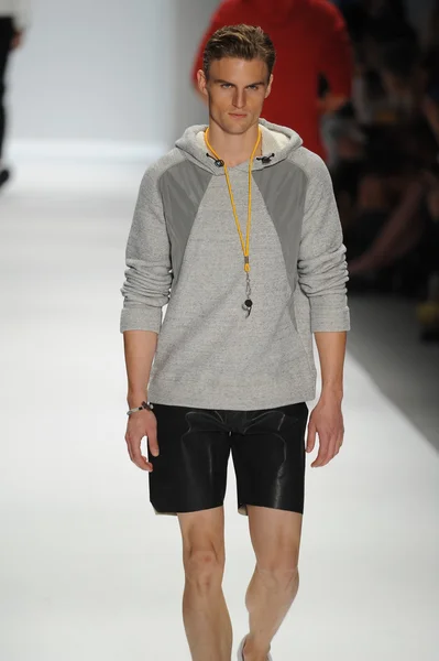 Modelo en Nautica Desfile de moda masculino — Foto de Stock