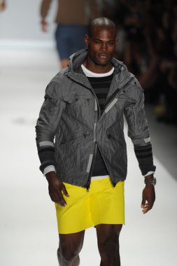 Nautica erkekler defilede model