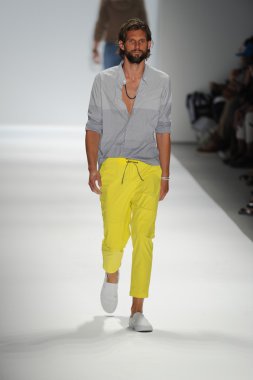 Nautica erkekler defilede model