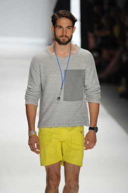 Nautica erkekler defilede model