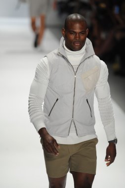 Nautica erkekler defilede model