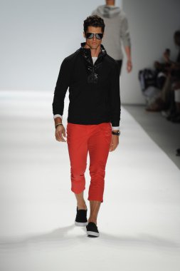 Nautica erkekler defilede model