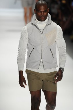 Nautica erkekler defilede model