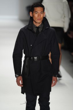 Nautica erkekler defilede model