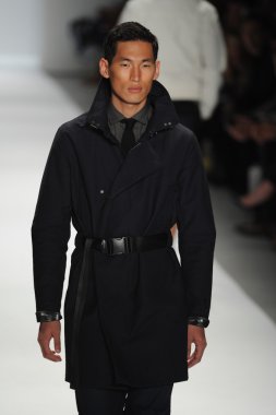 Nautica erkekler defilede model