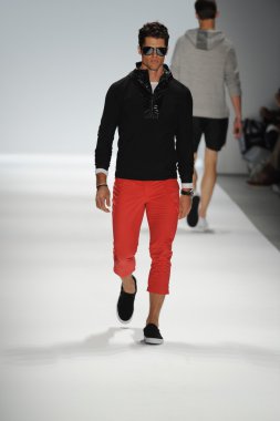 Nautica erkekler defilede model