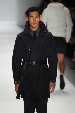 Nautica erkekler defilede model