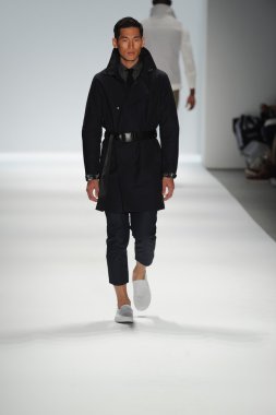 Nautica erkekler defilede model