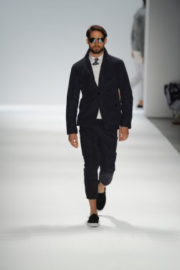 Nautica erkekler defilede model