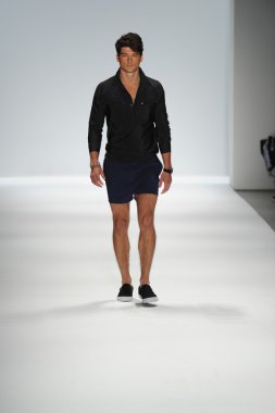 Nautica erkekler defilede model