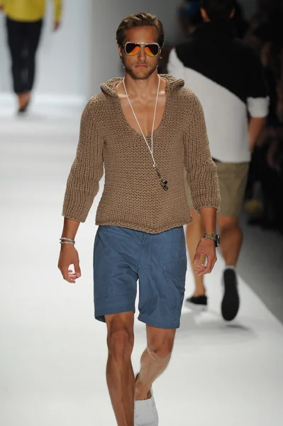 Modelo en Nautica Desfile de moda masculino — Foto de Stock