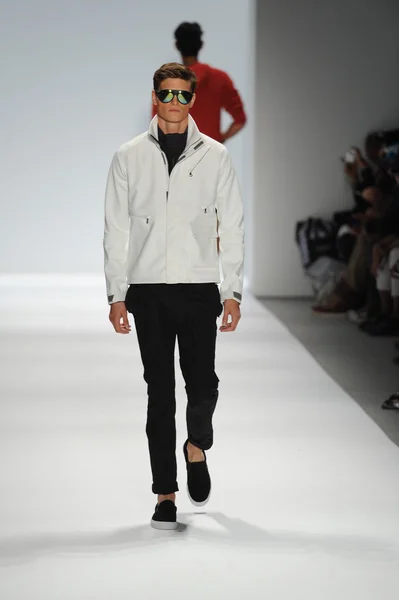 Modelo en Nautica Desfile de moda masculino —  Fotos de Stock