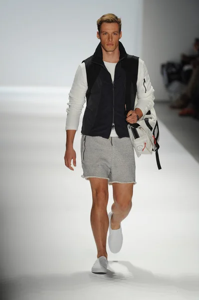 Model op Nautica mannen fashion show — Stockfoto