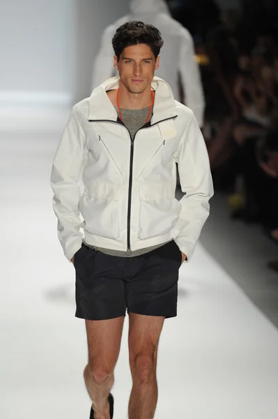 Modelo en Nautica Desfile de moda masculino — Foto de Stock