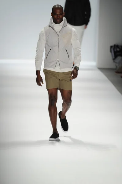 Modelo en Nautica Desfile de moda masculino —  Fotos de Stock