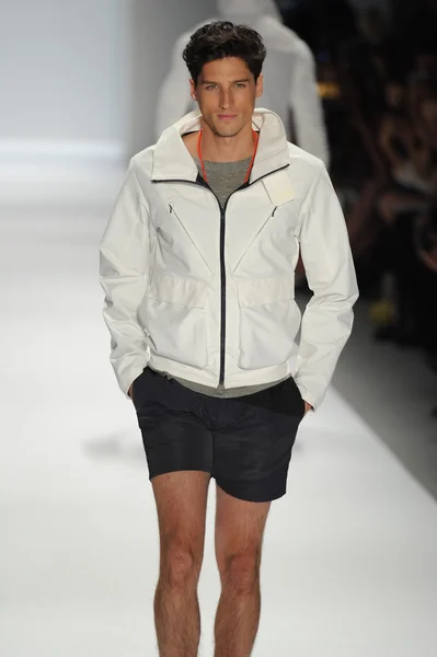 Modelo en Nautica Desfile de moda masculino —  Fotos de Stock