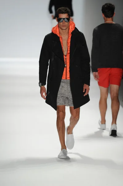 Modell bei nautica men 's fashion show — Stockfoto