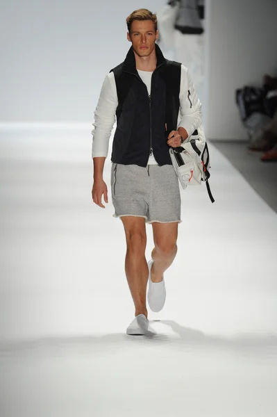 Modell bei nautica men 's fashion show — Stockfoto