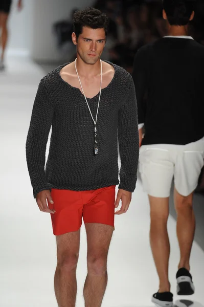 Modelo en Nautica Desfile de moda masculino — Foto de Stock