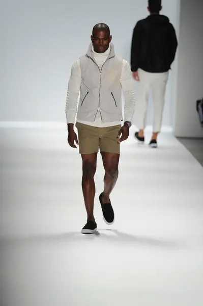 Modèle au défilé Nautica Homme — Photo