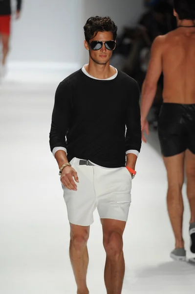 Modelo no desfile de moda masculino Nautica — Fotografia de Stock