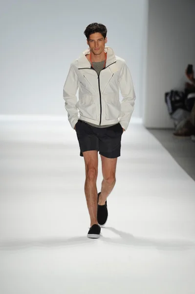 Model op Nautica mannen fashion show — Stockfoto
