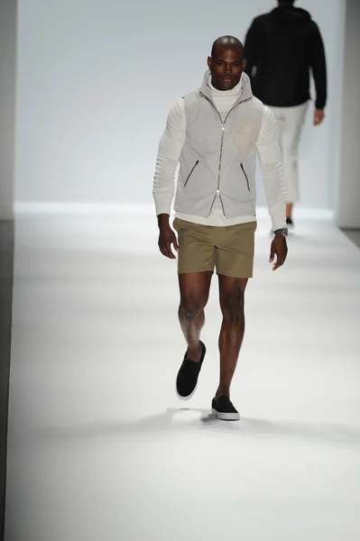 Modelo en Nautica Desfile de moda masculino —  Fotos de Stock