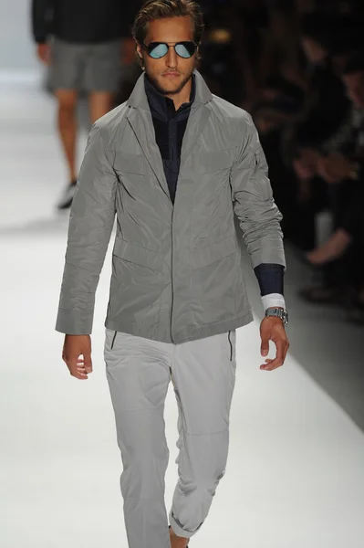 Modelo en Nautica Desfile de moda masculino — Foto de Stock