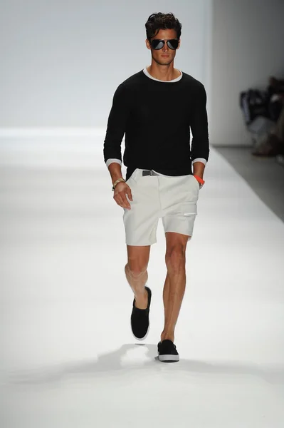 Modell bei nautica men 's fashion show — Stockfoto