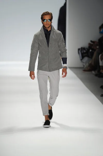 Modelo en Nautica Desfile de moda masculino —  Fotos de Stock