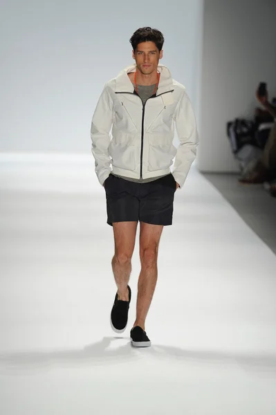 Modelo en Nautica Desfile de moda masculino — Foto de Stock