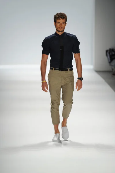 Modell bei nautica men 's fashion show — Stockfoto