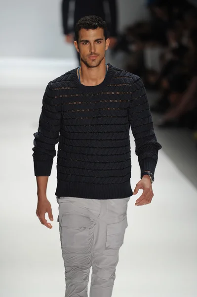 Modelo en Nautica Desfile de moda masculino — Foto de Stock