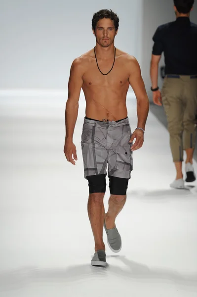 Modelo en Nautica Desfile de moda masculino — Foto de Stock