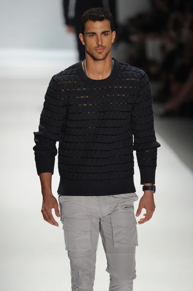 Modelo en Nautica Desfile de moda masculino —  Fotos de Stock