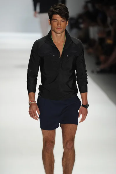 Modelo en Nautica Desfile de moda masculino — Foto de Stock