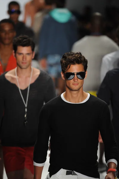 Modellen op Nautica mannen fashion show — Stockfoto