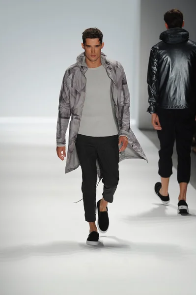 Modelo en Nautica Desfile de moda masculino — Foto de Stock