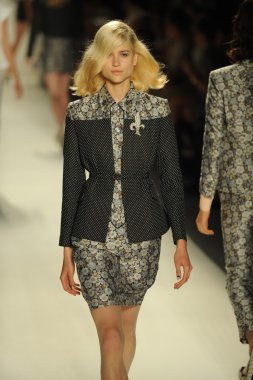 ruffian Defile sırasında model yürür