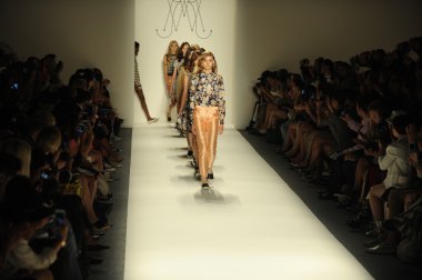 modelleri pist finale kabadayı gösteri boyunca yürümek.