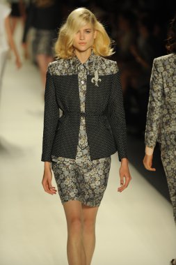 modeli pist kabadayı gösterisi sırasında yürür.