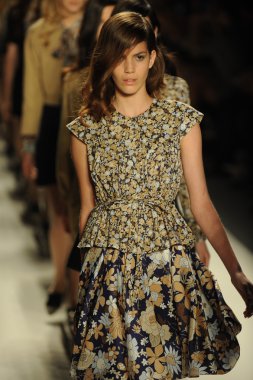 modelleri pist finale kabadayı gösteri boyunca yürümek.