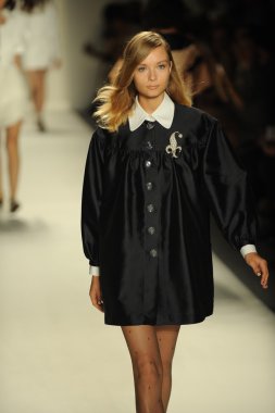 modeli pist kabadayı gösterisi sırasında yürür.