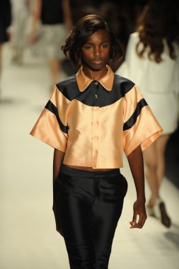 modeli pist kabadayı gösterisi sırasında yürür.